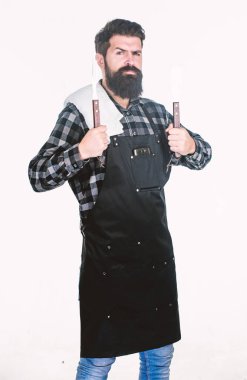 Sakallı hipster barbekü için önlük giyer. Kavurma ve ızgara yemeği. Adam pişirme gereçleri barbekü tutun. Açık havada et kavurma araçları. Piknik ve barbekü. Parkta et pişirmek. Barbekü ustası
