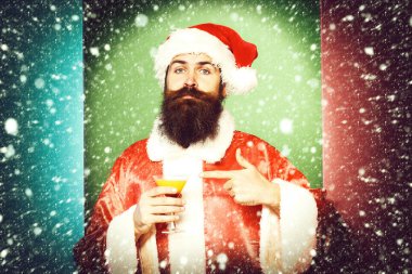 Ciddi sakallı Noel Baba uzun sakallı adam.