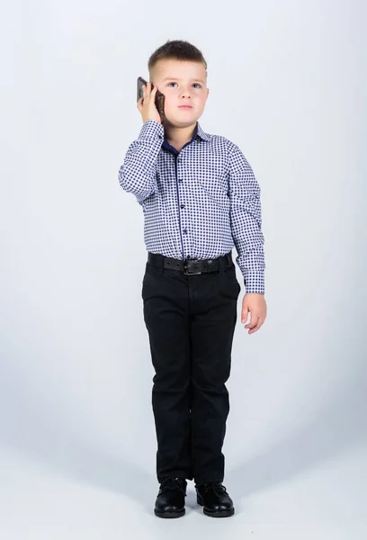 Aparato moderno. Pequeño hombre de negocios. Escuela de negocios. La educación y el desarrollo. Niño pequeño ropa formal llamada de teléfono móvil. Lindo chico mantenga el teléfono inteligente. Conversación móvil. Comunicación móvil —  Fotos de Stock