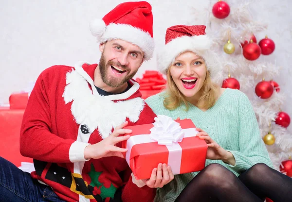 Pareja en el amor feliz disfrutar de la celebración navideña con regalos. Familia preparó regalos de Navidad. pareja cariñosa abrazo sonriente mientras desembalaje regalo navidad árbol fondo. Regalo a amados — Foto de Stock