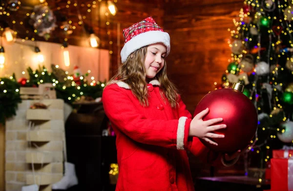 Feliz año nuevo. Compra de regalos. Vacaciones de año nuevo. Niña con sombrero rojo. Compras de vacaciones. Santa niña. Fiesta de año nuevo. En Navidad. Compras de año nuevo. El hogar es el mejor lugar del mundo — Foto de Stock