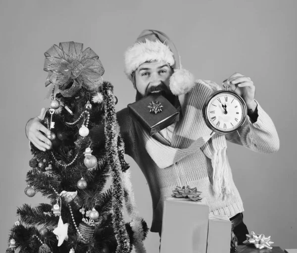 Weihnachten und Countdown-Konzept. Mann mit Bart — Stockfoto