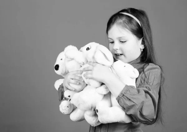 Liten flicka leende ansikte med leksaker. Lycklig barndom. Liten flicka leka med mjuk leksak nallebjörn. Massa leksaker i händerna. Samla leksaker hobby. Vårda minnen av barndomen. Barndoms konceptet — Stockfoto