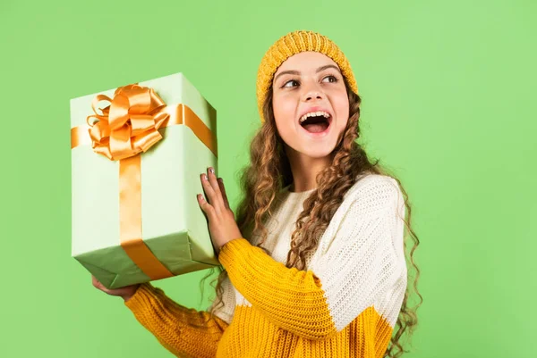 Batir la prisa de Navidad. Concepto de vacaciones familiares. niño esperando a Santa. felicidad infantil. grandes compras de ventas. día de boxeo. Feliz cumpleaños a ti. hacer una gran sorpresa. niño con regalo de Navidad — Foto de Stock