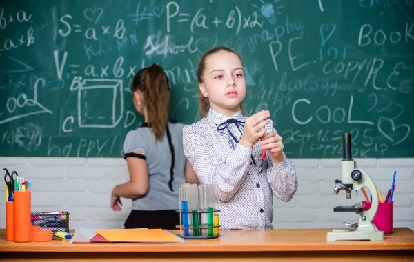 Scienze naturali. Sperimentazione educativa. Lezioni scolastiche. Lezioni di biologia e chimica. Osservare le reazioni chimiche. Reazione chimica molto più eccitante della teoria. Ragazze che lavorano esperimento chimico — Foto Stock