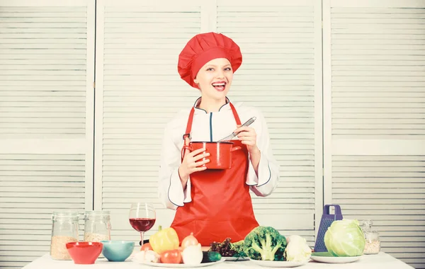 Ekologisk mat och vegetariskt. Hemmafru. lycklig kvinna matlagning hälsosam mat med recept. professionell i köket. restaurangmeny. Bantning. kvinna i hatt och förkläde. vegan recept — Stockfoto