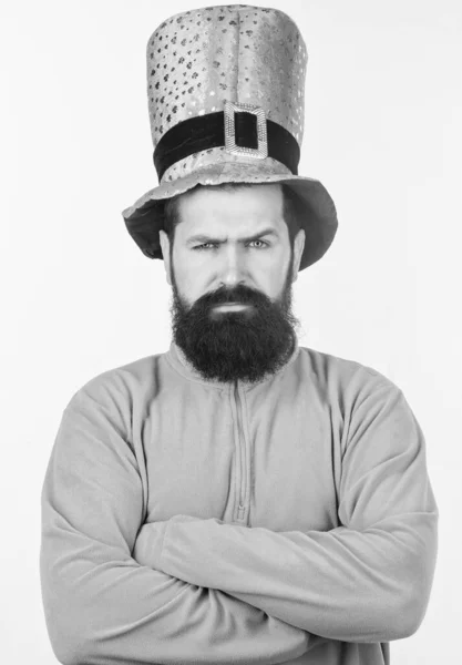 Barbudo y verde. Hipster en sombrero de duende y traje de mantener los brazos cruzados. Un irlandés con barba verde. Hombre barbudo celebrando el día de San Patricio. Feliz día de San Patricio — Foto de Stock