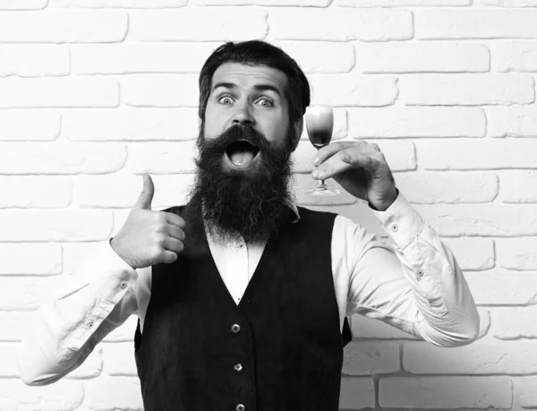Szczęśliwy przystojny brodaty mężczyzna z długą brodą — Zdjęcie stockowe