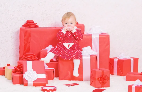 Μικρό κοριτσάκι που παίζουν κοντά σε σωρό κουτιά δώρων. Οικογενειακές διακοπές. Χριστουγεννιάτικα δώρα για νήπια. Δώρα για το παιδί πρώτα Χριστούγεννα. Γιορτάστε τα πρώτα Χριστούγεννα. Μωρό πρώτα Χριστούγεννα μία φορά σε αγώνα ζωής — Φωτογραφία Αρχείου