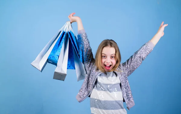 Negozio online. Ragazzina con borse della spesa. Risparmio acquisto vacanze. Shopping a domicilio. Alla moda infantile. commessa con pacco. Saldi e sconti. Un bambino felice. Ragazzina con dei regali. shopping online — Foto Stock