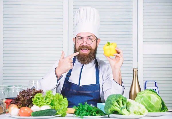 Utsökt mat. Kocken mannen i hatten. Hemlig smak recept. Bantning och ekologisk mat, vitamin. Hälsosam mat matlagning. Vegetarisk. Mogen kock med skägg. Skäggig man laga mat i köket, kulinariska — Stockfoto