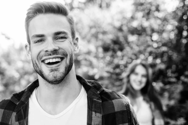 Koppel buitenshuis natuur defocused. Paar in Love Meeting. Volg me. Zet jezelf vooruit op een manier die respectvol is voor vrouwen terwijl ze nog steeds uitgaand zijn. Begin relatie. Relatie met het paar — Stockfoto