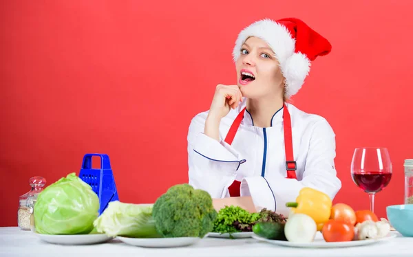 Gezonde kerstvakantie recepten. Eenvoudige ideeën voor kerstfeest. Vrouwelijke chef-kok Santa hoed koken in de keuken. Beste kerst recepten van perfecte huisvrouw. Kerstdiner idee. Koken voor familie — Stockfoto
