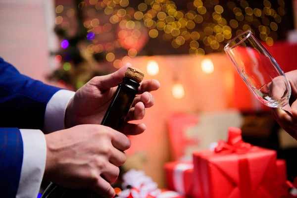 Último minuto antes do ano novo. Beba champanhe ou vinho espumante. Celebre o Ano Novo com o champanhe. Mãos abrindo garrafa de champanhe e segure fundo decorações de Natal de vidro. Conceito de saúde — Fotografia de Stock