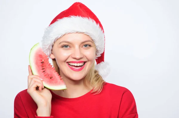 Mulher Papai Noel segurar fatia melancia. Destinos de verão de Natal. Conceito de Natal Tropical. Celebração de Natal exótica. Férias de inverno exóticas e feriados. Menina de Natal comer melancia — Fotografia de Stock