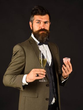 Maço retro elbiseli küçük pembe kutu içecek tutarak sunar.