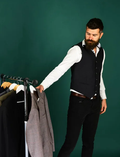 Mature man choosing clothes in fashion shop. — Stock Photo, Image