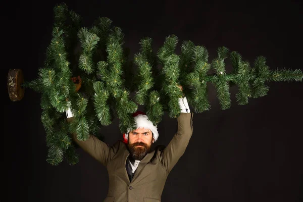 Homem de terno clássico e chapéu de Papai Noel em fundo marrom — Fotografia de Stock