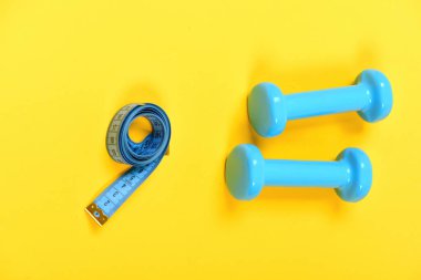 Dambıllar ve şeritler sarı arkaplan üzerinde cyan renginde