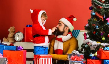 Noel ailesi hediyeleri kırmızı arkaplanda açar