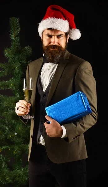 Manager con barba tiene bicchiere di champagne e regalo. — Foto Stock