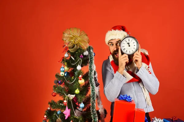 Sorpresa Inesperada. Santa Claus Con Barba Blanca. Hombre En Santa Que  Prepara Regalo De Navidad. La Mañana Antes De Navidad Foto de archivo -  Imagen de santa, compras: 236517428