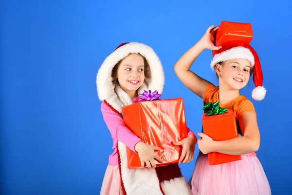 Mädchen haben Winterurlaub, Kopierraum. Schwestern in Weihnachtsmützen — Stockfoto