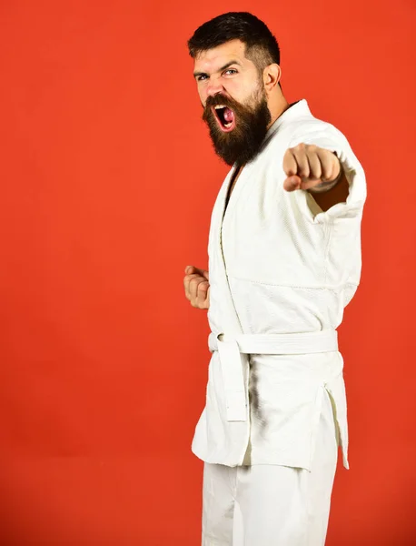 Karate-Mann mit verrücktem Gesicht in Uniform. Judo-Meister — Stockfoto