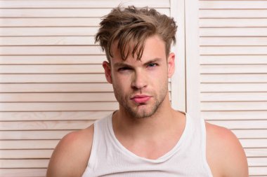 Ciddi yüzlü maço, sert bakışlı ve kıllı.