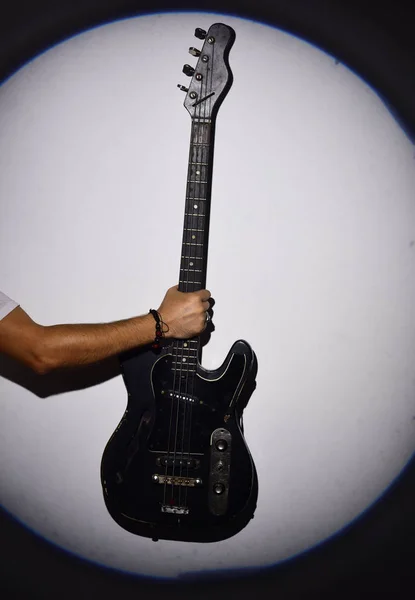 Guitarrista detém instrumento musical na cor preta — Fotografia de Stock