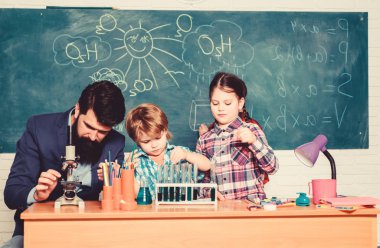 Biyoloji Okulu laboratuar ekipmanları. Biyoloji Eğitimi. Mikroskop. geri okula. laboratuarda kimyasallar veya mikroskop ile denemeler yapmak. mutlu çocuk öğretmen. Kanınızı test etmek