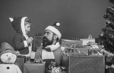 Boks günü ve aile kavramı. Noel Baba ve küçük asistan