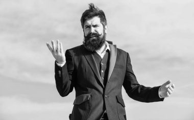 Şimdi ne yapacağımızı. karar ile yardımcı olur. Sakallı olgun hipster. Sakallı adam. Gelecekteki başarı. Erkek resmi moda. bıyıklı vahşi kafkas hipster. İşadamı gökyüzüne karşı