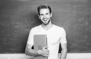 Güvenlik online hayat. Dizüstü bilgisayarlı okul öğretmeni. Yakışıklı adam modern teknolojileri kullanır. Dijital teknoloji. Dijital bilimleri öğrenin. Programlama web geliştirme. Dijital konsept. Çevrimiçi iletişim