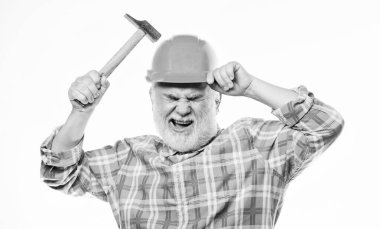 Handyman ev tamiri. Deneyimli mühendis. Onarım veya yenileme. Ev geliştirme onarımı. Adam sakallı işçi kask tutun çekiç giymek. Onarım atölyesi. Onarım konsepti. Kıdemli foreman işçisi