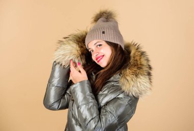 Ceketli duygusal kadın. Kış kıyafeti. Kıyafetinin tadını çıkarıyor. Güzel kız soğuk hava için moda kıyafeti giyer. Oyuncu modacı. Kara Cuma. Kendine güven ve kadınlık. Bu kış şık ol.