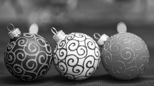 Рождественские шары украшения на голубой деревянной поверхности. Концепция зимнего отдыха. Символ Нового года и рождественских праздников. Различные рождественские украшения. Украсьте елку традиционными игрушками — стоковое фото