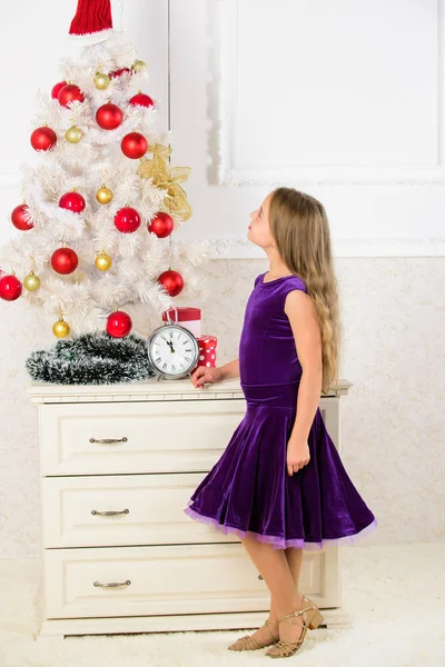 겨울 휴가 개념이야. 가족 휴가 개념이야. 벨벳 드레스는 크리스마스 트리 근처에서 축제같은 기분이야. 오늘을 최고의 휴일로 만들어 줘. 연중 매우 특별 한 시기입니다. 명절 시즌이 왔기 때문에 행복 한 아이 — 스톡 사진