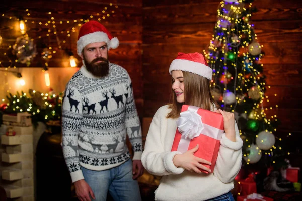 Gott nytt år. Skäggig man och kvinna. Julen. Härligt par julgran bakgrund. Härligt hem. Lycka koncept. Glädjande humör. Par i kärlek njuta av jul semester firande — Stockfoto