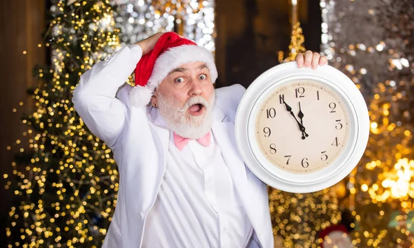 新年明けましておめでとうございます。急げ!。クリスマスのカウントダウンが来る。クリスマスプレゼントを待て。サンタは目覚まし時計を持ってる。新年の真夜中だ。ほぼ真夜中を示す時計。冬休みを祝う時間 — ストック写真