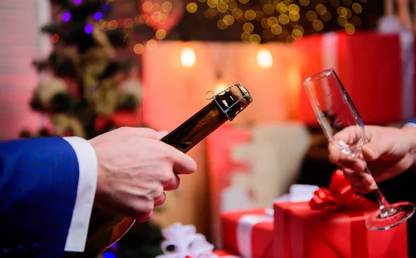 Manos masculinas abriendo botella de champán vertiendo vasos decoraciones navideñas fondo. Beba champán o vino espumoso. Celebra el año nuevo con champán. Concepto de brindis y salud. Celebremos —  Fotos de Stock