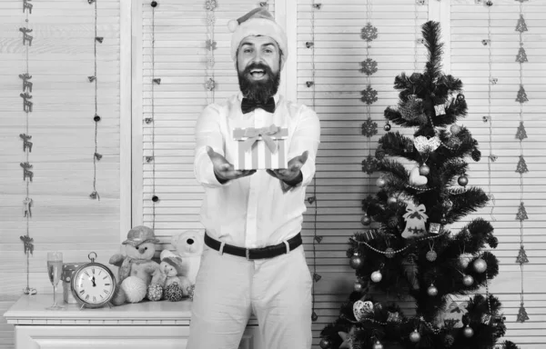Hombre con barba sostiene la caja de regalo a rayas — Foto de Stock
