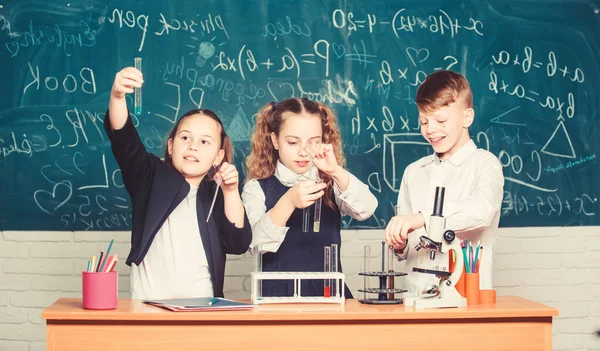 La química orgánica es el estudio de compuestos que contienen carbono. Reacciones químicas básicas. Química fascinante. Los alumnos de la escuela en grupo estudian química en la escuela. Niño y niñas disfrutan de experimento químico —  Fotos de Stock