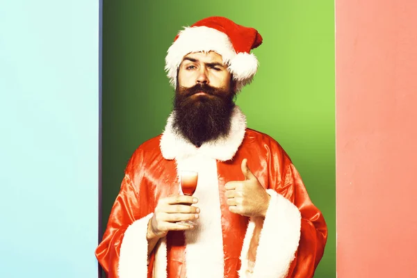 Σοβαρός γενειοφόρος Άγιος Βασίλης άντρας με μακριά γένια — Φωτογραφία Αρχείου