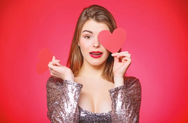 Citas cuando tienes aparatos ortopédicos para adultos. Chica bonita con ortodoncia frenos y sonriendo. Cómo besar con frenos. Maquillaje de mujer labios rojos sostienen amor símbolo del corazón. Concepto de San Valentín. Tirantes y belleza —  Fotos de Stock