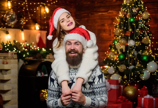 Slavnostní duch. Krásný manželský pár mazlit vánoční strom pozadí. Vánoce jsou čas na dávání. Pár v lásce užijte si vánoční svátky. Dobré vibrace. Rodinná tradice. Veselá nálada — Stock fotografie
