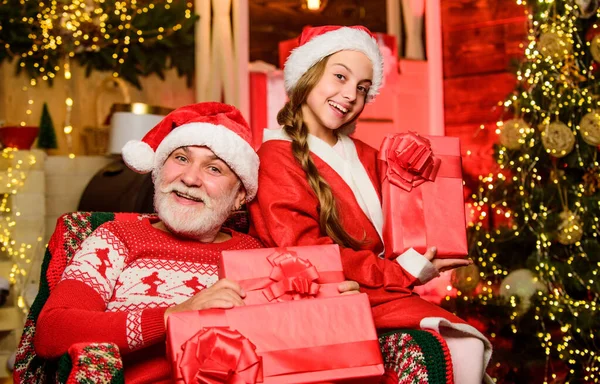 Feliz infância. Conceito de tradição familiar. Dia de boxe. Criança natal com Papai Noel. A neta passa tempo com o avô. Véspera de Natal. Casa de família. Relações familiares. Avós visitantes — Fotografia de Stock