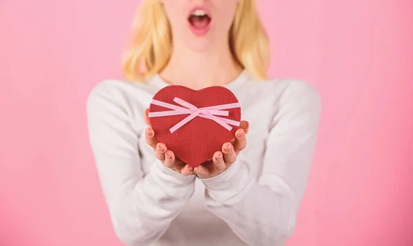 Romantikus meglepetés ajándék neki. Női kéz tart díszdobozban. Valami különlegeset neki készítettek elő. Valentin ajándék barátja. Különleges ajándék vőlegénye barátja vagy férje talál. Ő romantikus alkat — Stock Fotó