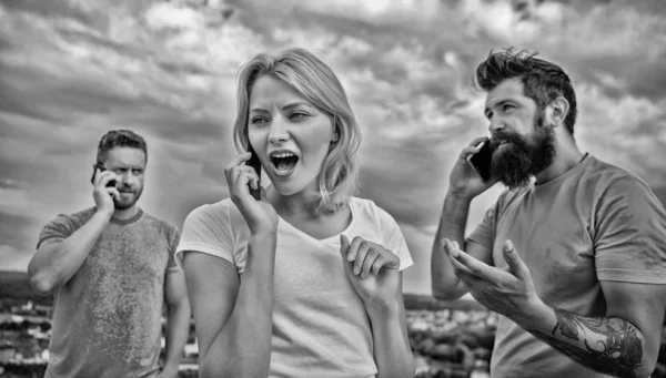 Vacker ung kvinna talar på mobiltelefonen och leende ne — Stockfoto
