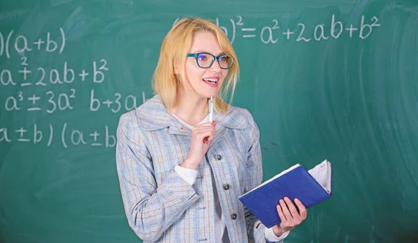 Skuteczne nauczanie obejmuje pozyskanie odpowiedniej wiedzy o studentów. Kobieta nauczyciela wyjaśnić w pobliżu chalkboard. Co zrobić wielki nauczyciel. Nauczyciel w szkole wyjaśnić rzeczy i uczynić przedmiotem, ciekawe — Zdjęcie stockowe